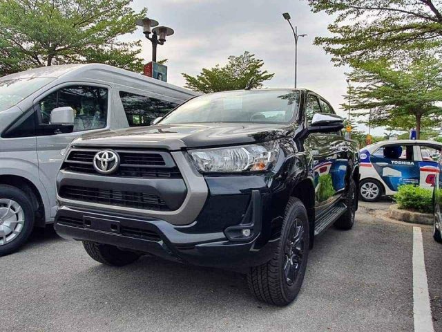 Bán Toyota Hilux đời 2021, màu đen, nhập khẩu, 674 triệu