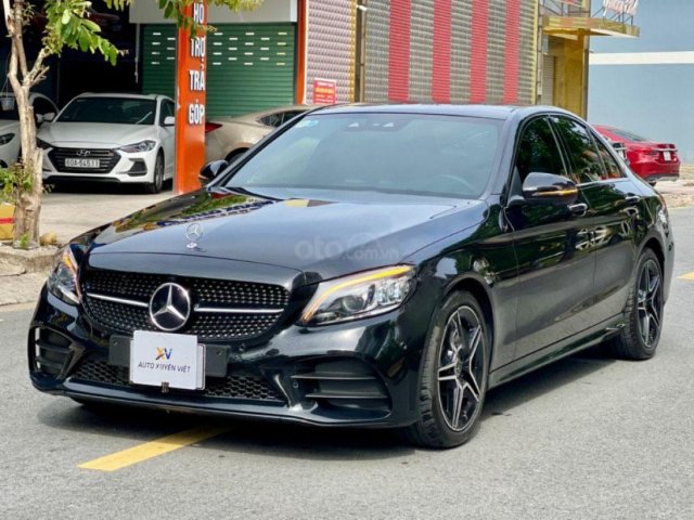 Bán xe Mercedes C300 sản xuất 2020, màu đen còn mới