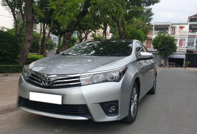 Bán Toyota Corolla Altis năm 2015, màu bạc còn mới, 565 triệu