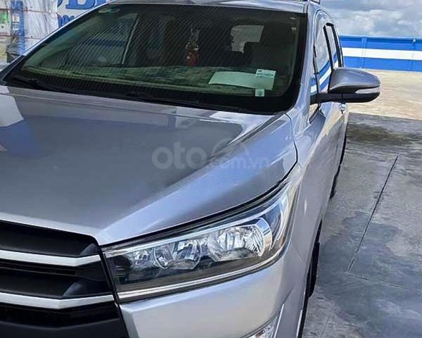 Bán Toyota Innova năm sản xuất 2017, màu xám còn mới