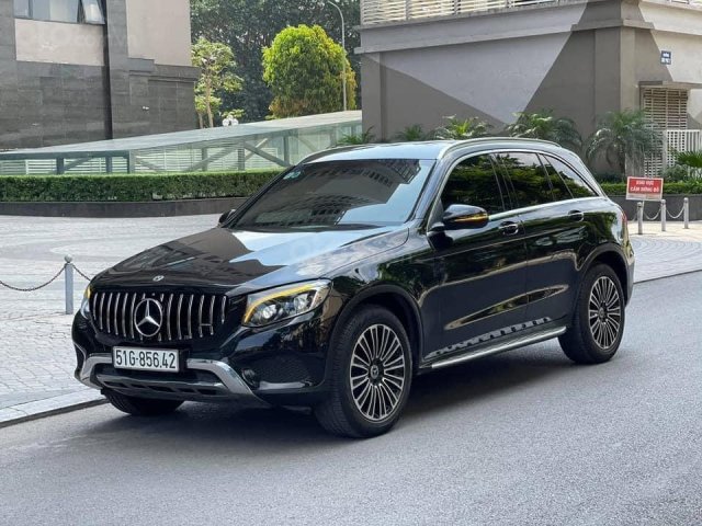 Cần bán Mercedes GLC 250 năm 2018, màu đen0