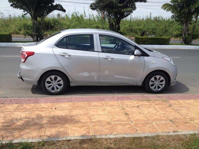 Cần bán gấp Hyundai Grand i10 đời 2015, màu bạc, nhập khẩu 