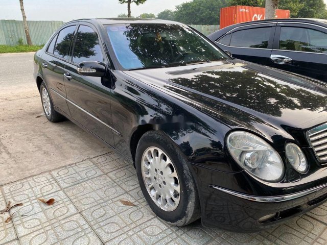 Cần bán lại xe Mercedes E240 sản xuất năm 2004, màu đen, giá tốt0