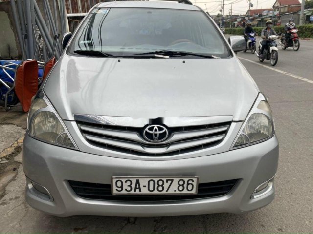 Cần bán Toyota Innova đời 2009, màu bạc xe gia đình0