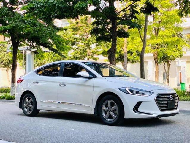 Bán Hyundai Elantra MT đời 2018, màu trắng