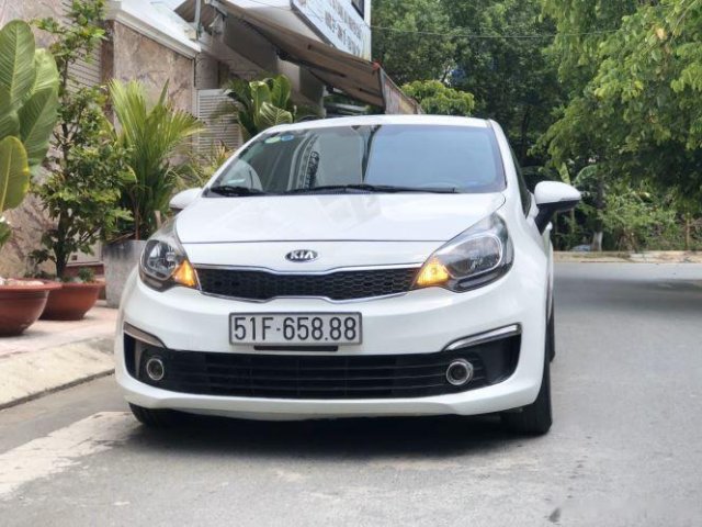 Cần bán xe Kia Rio năm sản xuất 2017, màu trắng còn mới, giá tốt0