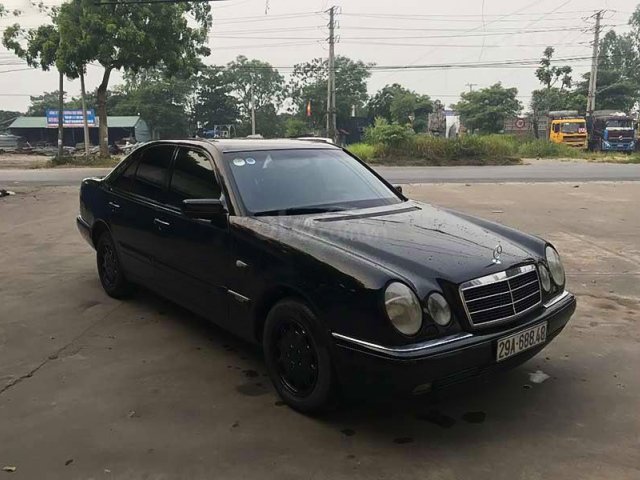 Cần bán xe Mercedes E230 đời 1998, màu đen còn mới