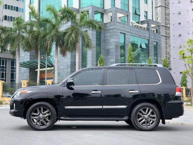 Xe Lexus LX 570 năm sản xuất 2012, màu đen, nhập khẩu còn mới