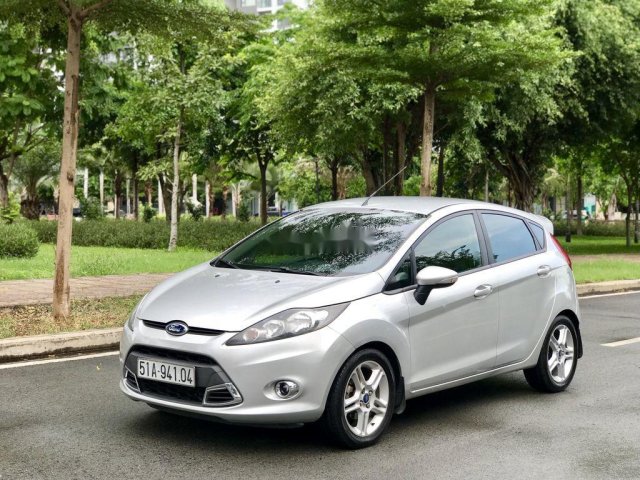 Cần bán gấp Ford Fiesta 1.6 AT đời 2011, màu bạc xe gia đình