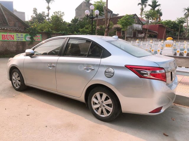 Cần bán Toyota Vios đời 2015, màu bạc số sàn