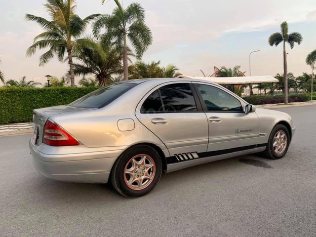 Bán xe Mercedes C180 đời 2002, màu bạc còn mới giá cạnh tranh 125tr0