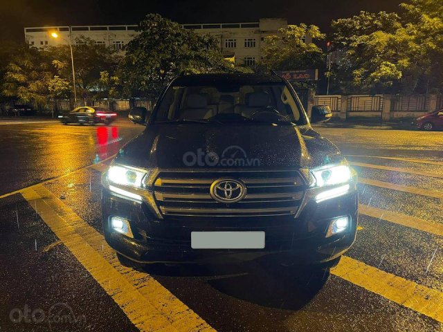 Bán Toyota LandCruiser VX V8 dụng tích 4.6L, sx 2016 đăng ký 2017, xe màu đen nội thất kem