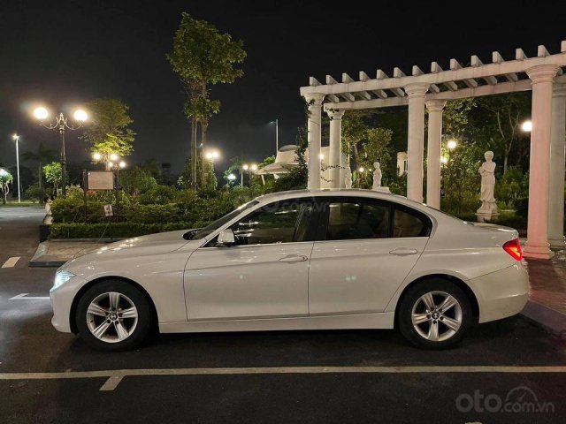 Bán nhanh giá thấp chiếc BMW 320i trắng nội thất kem model 2015