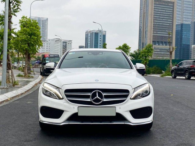 Xe chính chủ bán Mercedes C300 AMG model 2018 hộp số 9 cấp, màu trắng nội thất đỏ sang trọng cá tính, một bầu trời công nghệ