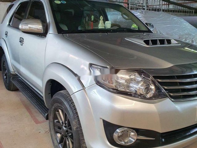 Cần bán Toyota Fortuner năm sản xuất 2015, màu bạc còn mới