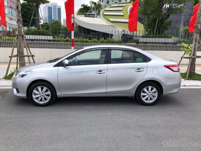 Cần bán gấp Toyota Vios sản xuất 2017, màu bạc số sàn, 368tr0