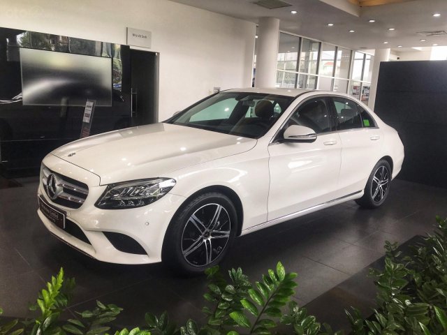 Mercedes C180 trắng tinh, trưng bày cần bán