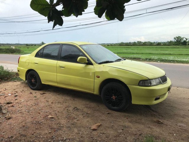 Xe Mitsubishi Lancer sản xuất năm 2003, màu vàng, nhập khẩu chính chủ0