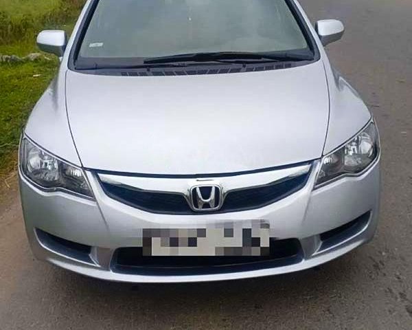 Cần bán Honda Civic 1.8 MT sản xuất 2011, màu bạc còn mới0