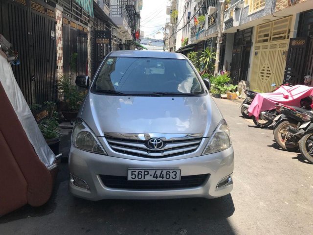 Bán ô tô Toyota Innova 2.0 G sản xuất 2010, màu bạc chính chủ