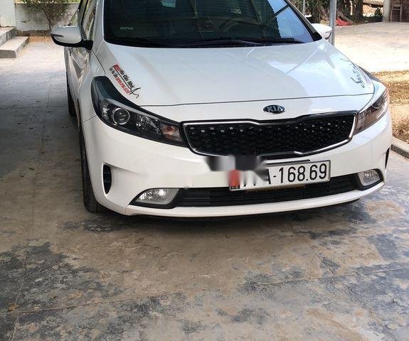 Cần bán xe Kia Cerato 2017, màu trắng xe gia đình0