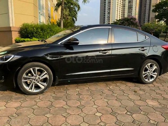 Cần bán xe Hyundai Elantra đời 2017, màu đen còn mới, giá tốt