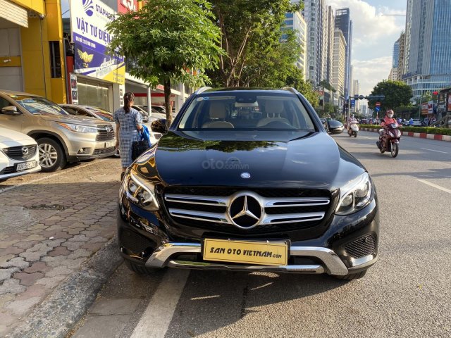 Bán Mercedes GLC 250 đời 2017, màu đen