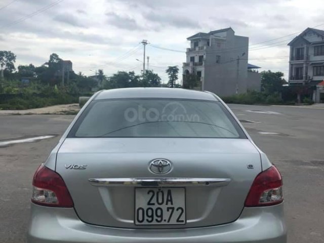 Cần bán gấp Toyota Vios sản xuất năm 2008, màu bạc số tự động