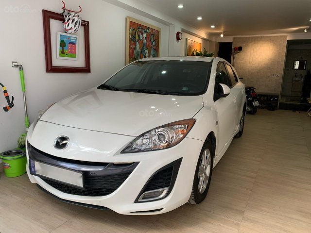 Cần bán gấp Mazda 3 năm sản xuất 2010, màu trắng chính chủ