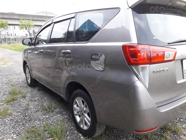 Bán xe Toyota Innova E MT đời 2017, màu xám, giá 545tr