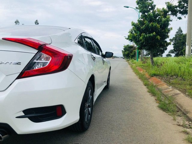 Cần bán Honda Civic đời 2019, màu trắng, xe nhập chính chủ, giá 715tr0