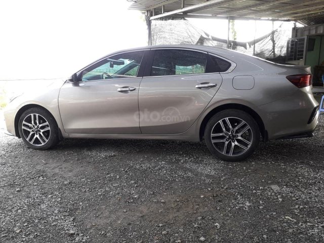 Bán xe Kia Cerato AT Luxury năm sản xuất 2019, màu ghi vàng, giá 630 triệu