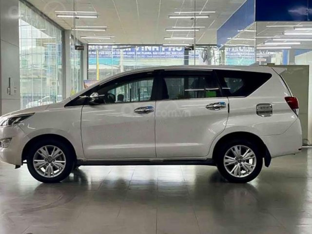 Cần bán lại xe Toyota Innova 2.0V năm sản xuất 2019, màu bạc  
