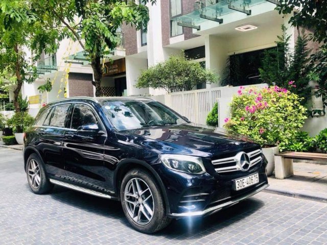 Cần bán xe Mercedes GLC 300 năm 2016, màu đen0