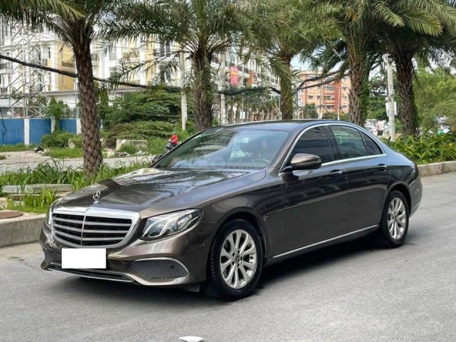 Bán Mercedes 2017 sản xuất 2017, màu nâu0