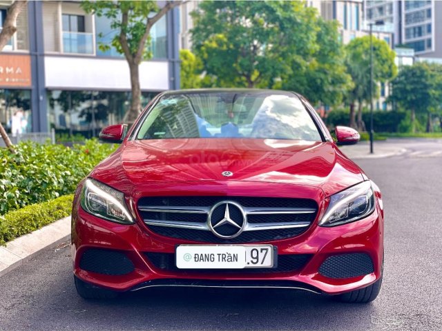 Cần bán lại xe Mercedes C200 sản xuất 2017, màu đỏ còn mới0