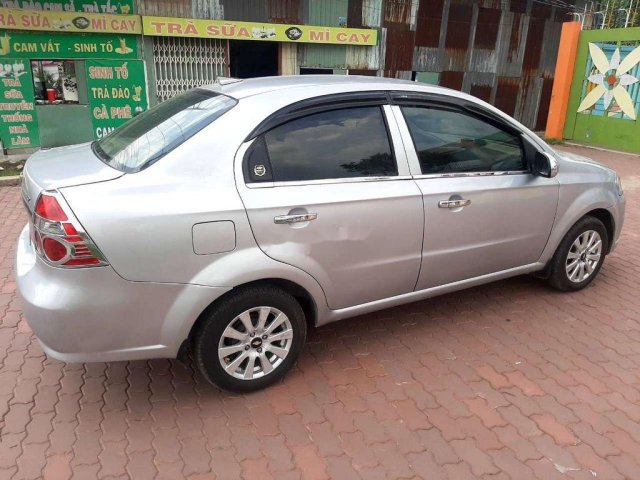 Cần bán Daewoo Gentra đời 2010, màu bạc số sàn