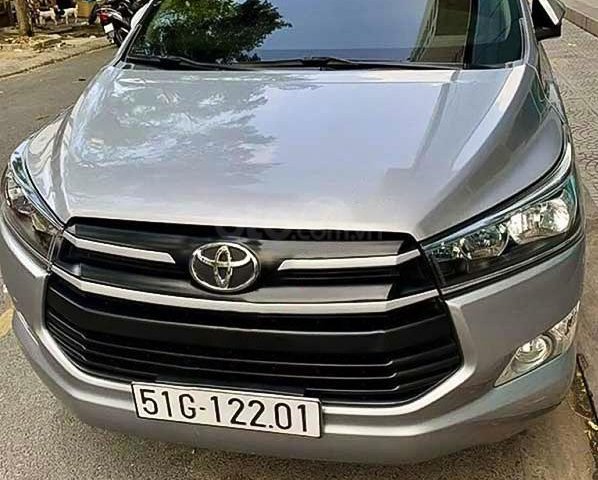 Cần bán Toyota Innova 2.0E đời 2017, màu bạc  