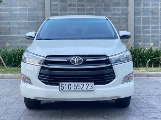 Cần bán gấp Toyota Innova 2.0E năm 2018, màu trắng số sàn