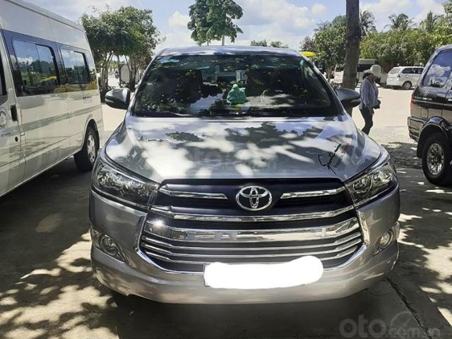 Bán ô tô Toyota Innova E đời 2017, màu bạc còn mới