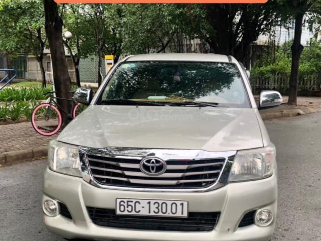 Cần bán lại xe Toyota Hilux E sản xuất 2012, màu ghi vàng0