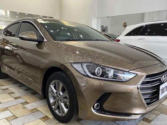 Cần bán xe Hyundai Elantra 1.6 AT đời 2016, màu nâu0