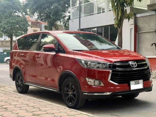 Cần bán gấp Toyota Innova đời 2018, màu đỏ