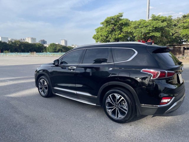 Cần bán Hyundai Santa Fe năm 2018, màu đen còn mới