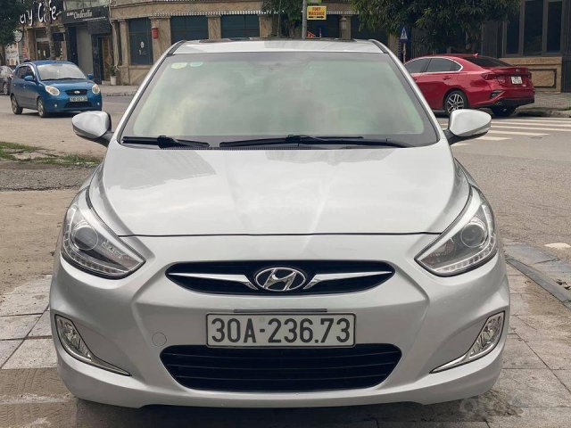 Cần bán gấp Hyundai Accent 2014, màu bạc số tự động