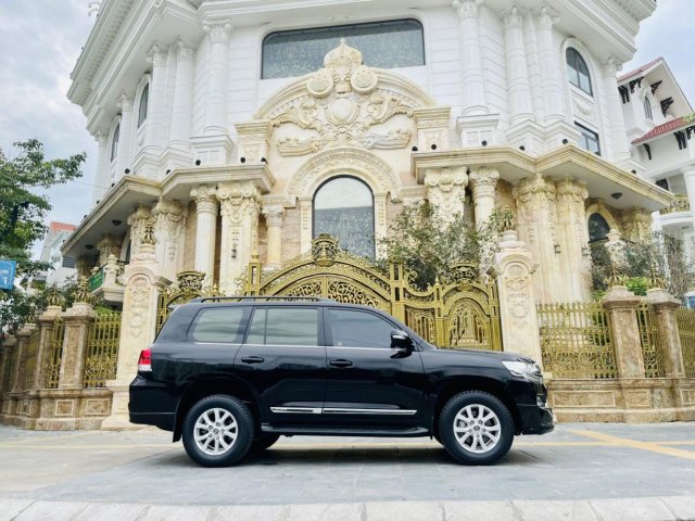 Bán xe Toyota Land Cruiser đời 2019, biển Sài Gòn, đi 13.000km0