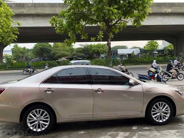 Bán Toyota Camry đời 2018, màu vàng cát