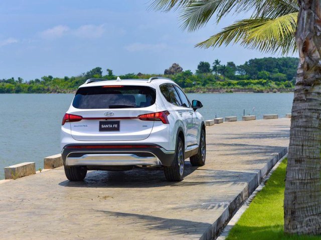 Bán xe Hyundai Santa Fe 2.2 dầu cao cấp năm 2021, màu trắng0