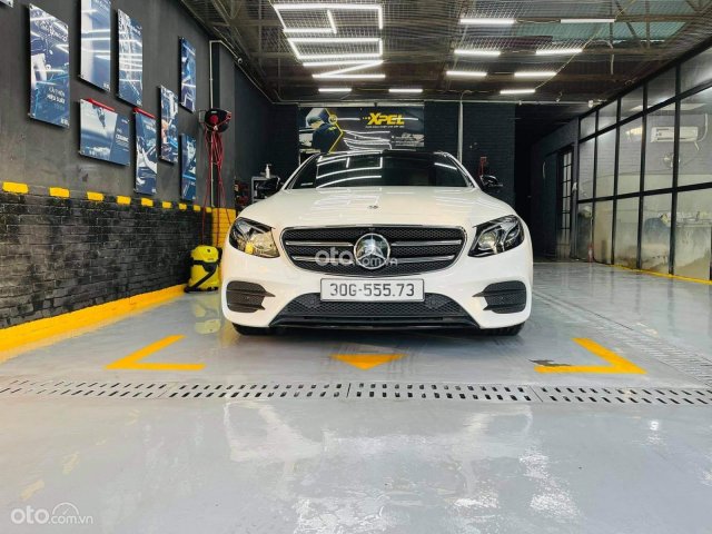 Cần bán Mercedes-Benz E300 AMG 2020 trắng nâu, đã được thêm nâng cấp option0