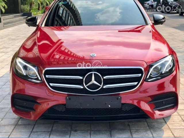 Bán ô tô Mercedes E300 sản xuất năm 2019, màu đỏ còn mới